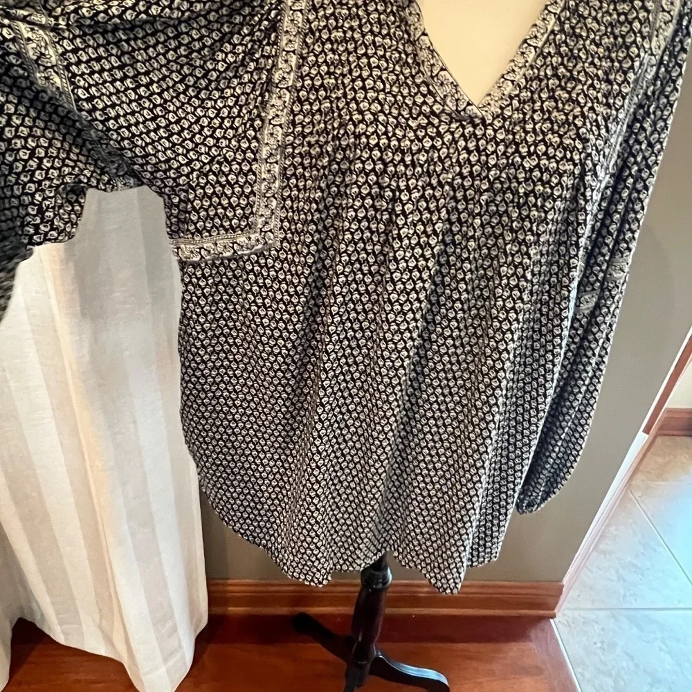 Woman's Old Navy Black & White Cottagecore, Peasant Blouse, V-neck. Size XL Tall